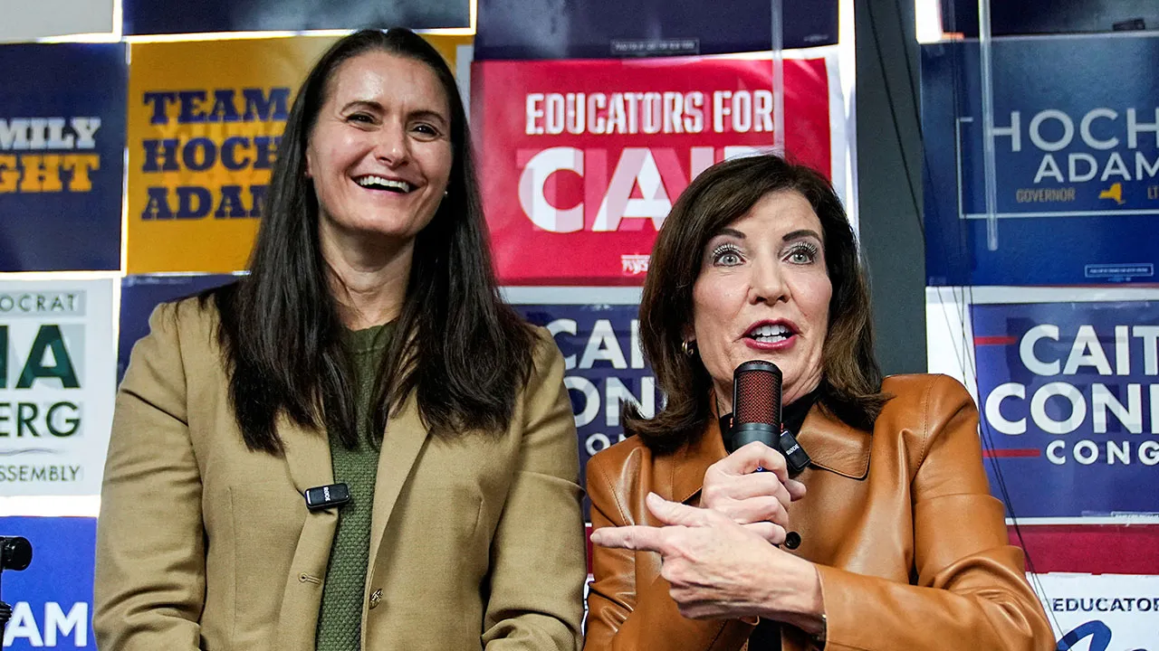 Hochul (kanan) bercakap kepada penyokongnya ketika berkempen di Peekskill, New York, 29 Okt 2026. Turut kelihatan, calon parti Demokratik, Cait Conley. REUTERS