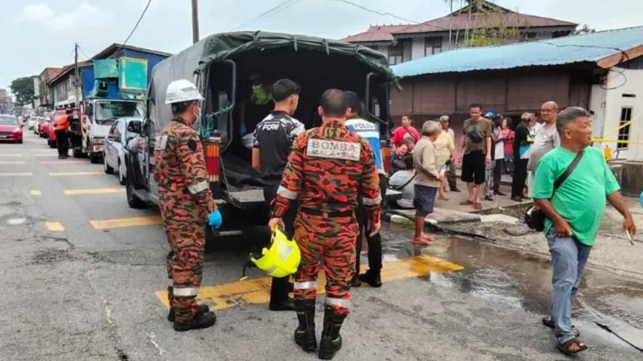 Mayat mangsa telah dihantar ke Hospital Teluk Intan untuk proses bedah siasat. -- SINAR HARIAN