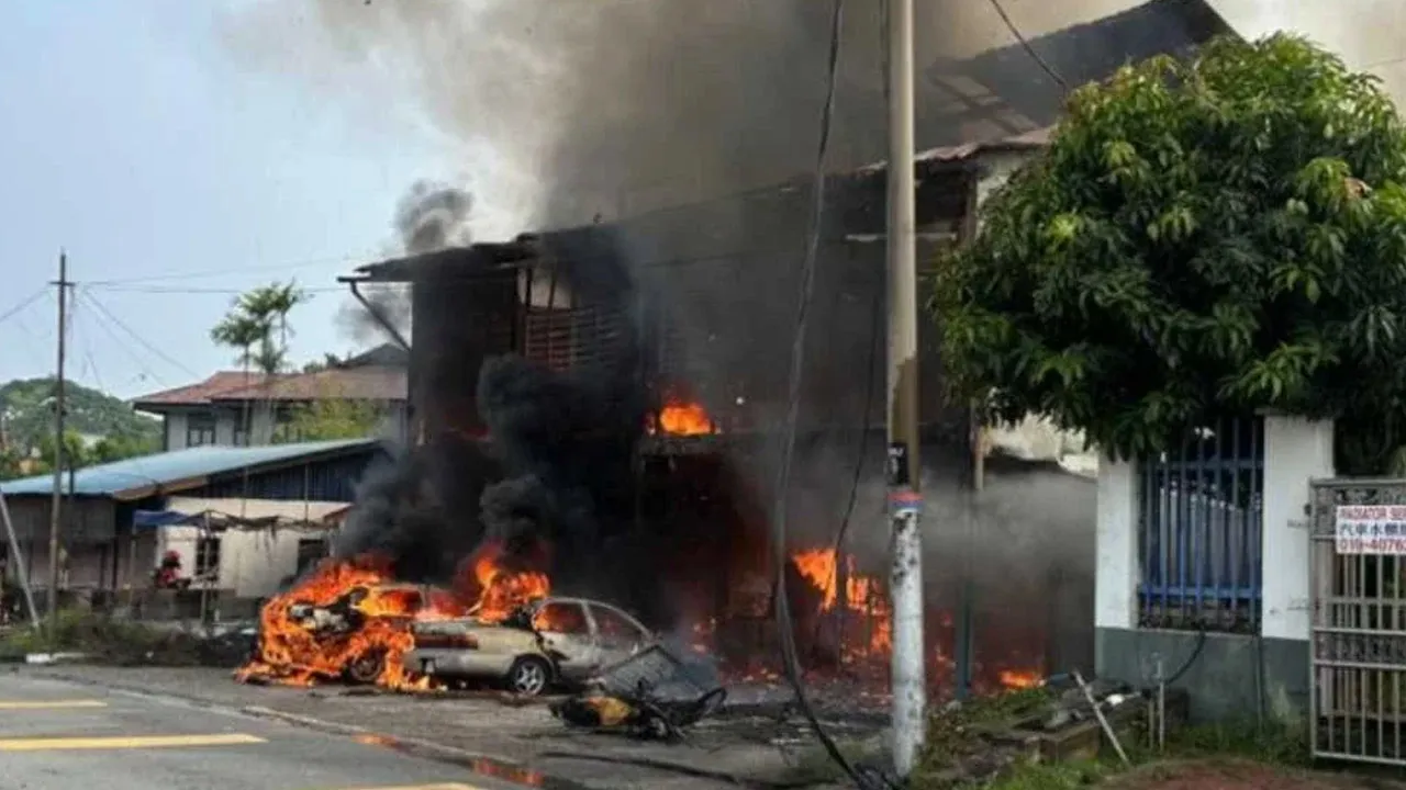 MANJUNG - Dua beradik perempuan maut selepas terperangkap dalam kebakaran rumah di Kampung Koh, Sitiawan di sini pada Jumaat.  Panggilan kejadian itu diterima Balai Bomba dan Penyelamat (BBP) Sitiawan jam 9.01 pagi membabitkan mangsa berusia 15 dan 18 tahun._Sinar Harian