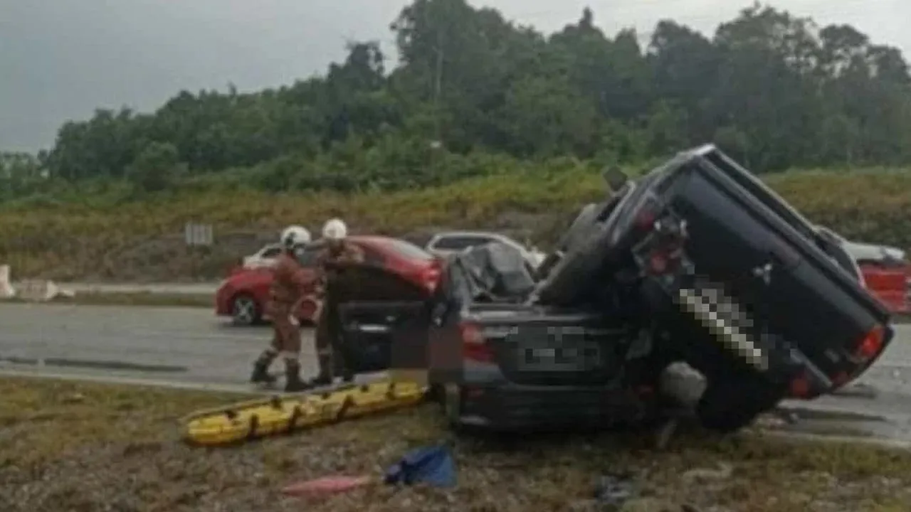 Dua individu maut selepas kereta Perodua Bezza yang mereka naiki terlibat dalam kemalangan dengan sebuah kenderaan pacuan empat roda jenis Mitsubishi Triton di Jalan Sibu-Durin di sini petang tadi. - Foto: JBPM -- SINAR HARIAN