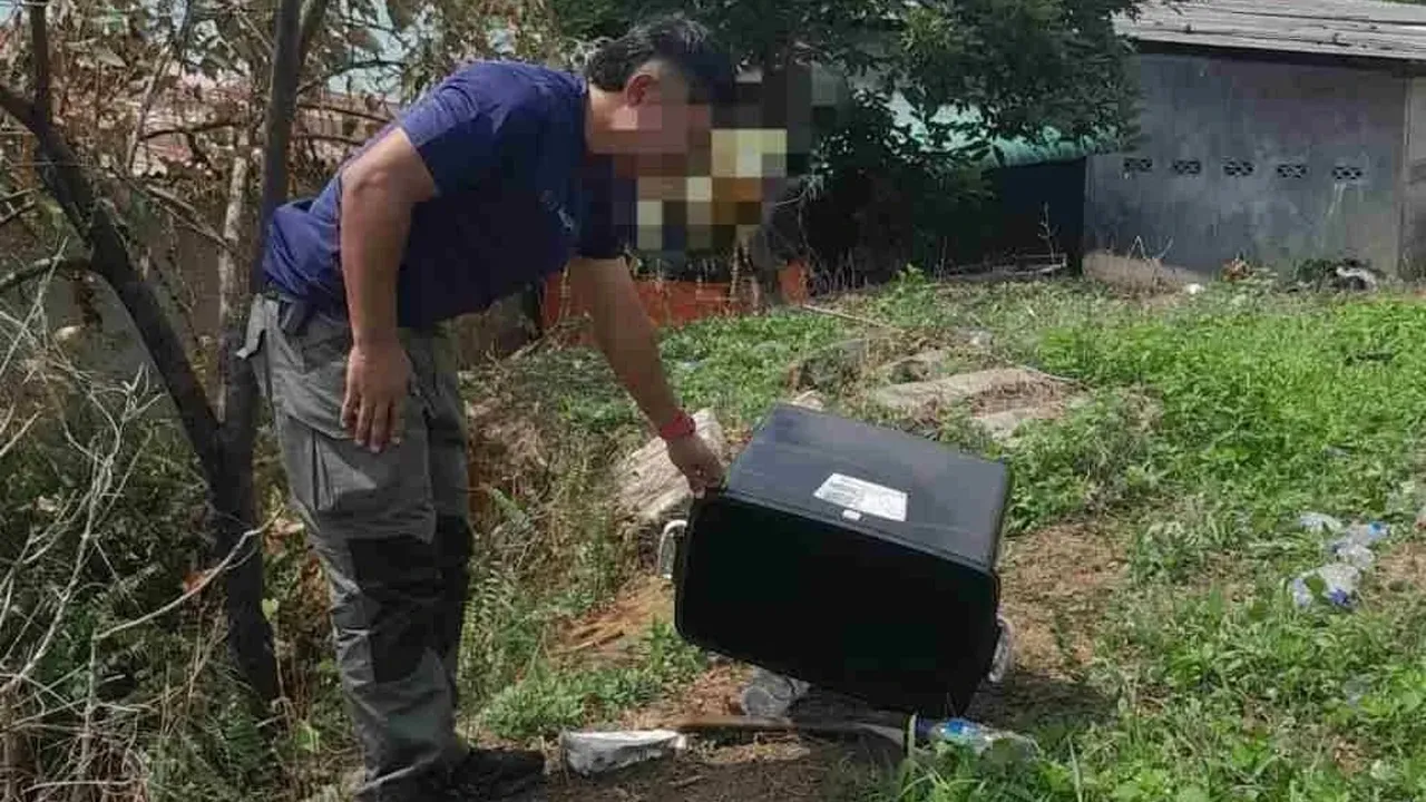 Anggota polis menunjukkan kapak yang digunakan suspek untuk menetak peneroka hingga maut dalam kejadian di Felda Lok Heng Selatan._Sinar Harian