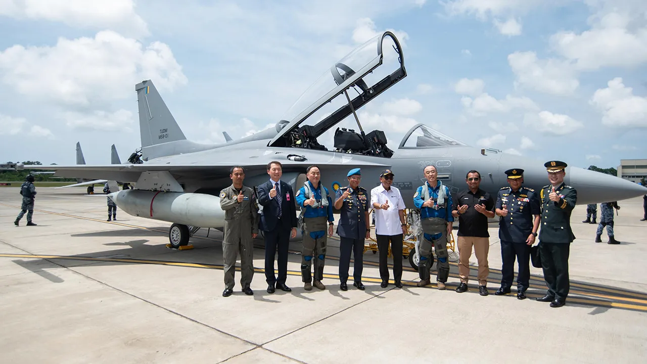Menteri Pertahanan Datuk Seri Mohamed Khaled Nordin (lima, kiri) bergambar selepas menyaksikan ketibaan pesawat pejuang ringan FA-50M pertama Tentera Udara Diraja Malaysia (TUDM) dari Korea Selatan yang singgah transit di Pangkalan Udara Labuan hari ini.  --fotoBERNAMA