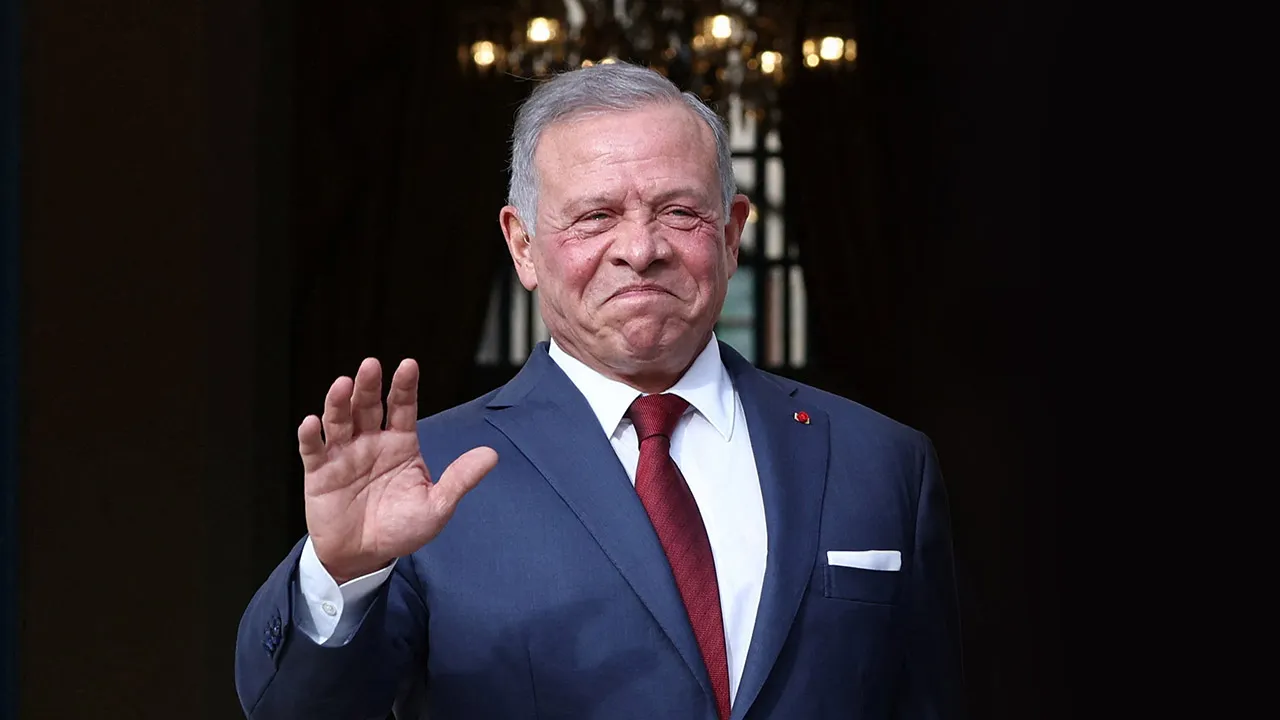 French President Emmanuel Macron welcomes Jordan's King Abdullah II as he arrives for a bilateral meeting ahead of the opening of the "Aqaba Process" meeting in support of the Lebanese Armed Forces (LAF) at the Hotel des Invalides in Paris, France, September 17, 2026. REUTERS/Gonzalo Fuentes/Pool