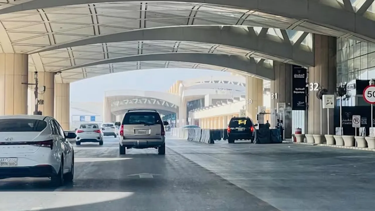 Cars drive past the gates of King Khalid International Airport in Riyadh, Saudi Arabia on Sep 19, 2026. (Photo: AFP/-)