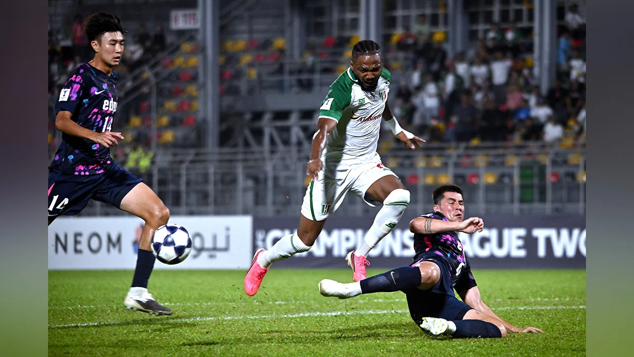 KUCHING, 15 Okt -- Pemain Kuching City FC Jerome Mpacko Etame (tengah) diasak Kitchee SC Haddon Jay (kanan) semasa perlawanan Liga Juara-Juara Asia 2 (ACL2) di Stadium Taha Ariffin, malam ini.  Keputusan penuh perlawanan Kuching City FC 1-1 Kitchee SC.  -- fotoBERNAMA (2026)