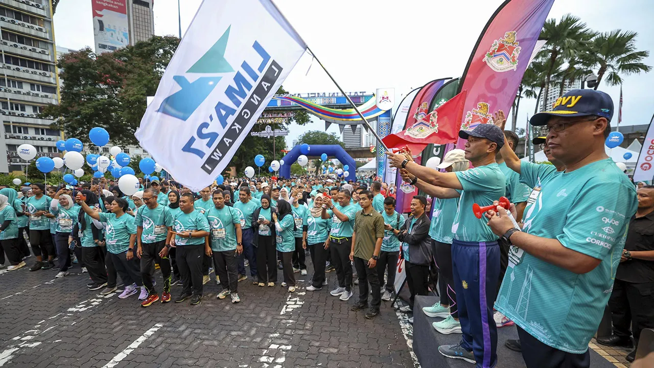 KUALA LUMPUR, 25 Okt -- Panglima Angkatan Tentera Jen Tan Sri Malek Razak Sulaiman (dua, kanan) melepaskan peserta pada Program Larian LIMA Run 2026 di Dataran Dewan Bandaraya Kuala Lumpur (DBKL) hari ini.  -- fotoBERNAMA (2026)
