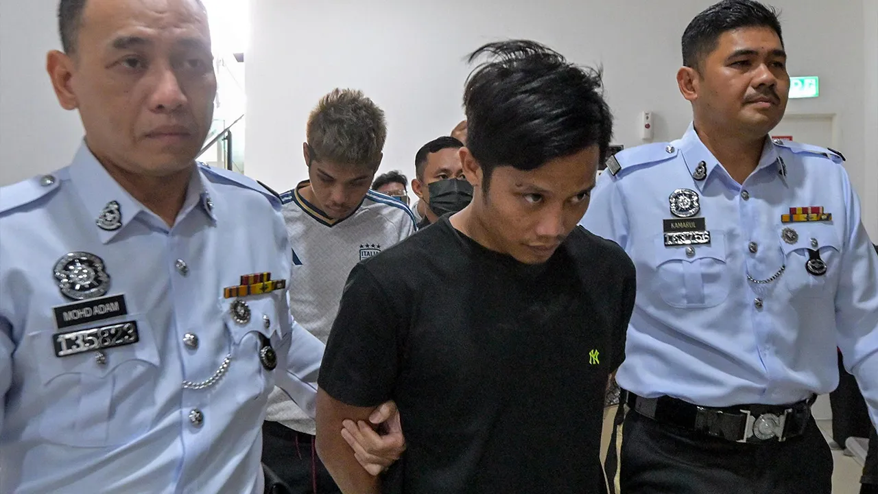 KUALA LUMPUR, 22 Okt -- Dua lelaki yang tular menerusi media sosial selepas merempuh kenderaan awam ketika cuba melarikan diri daripada polis di Bukit Antarabangsa, di sini didakwa di tiga mahkamah berasingan di Ampang hari ini atas pelbagai pertuduhan termasuk menghalang penjawat awam, memiliki senjata berbahaya dan dadah._BERNAMA