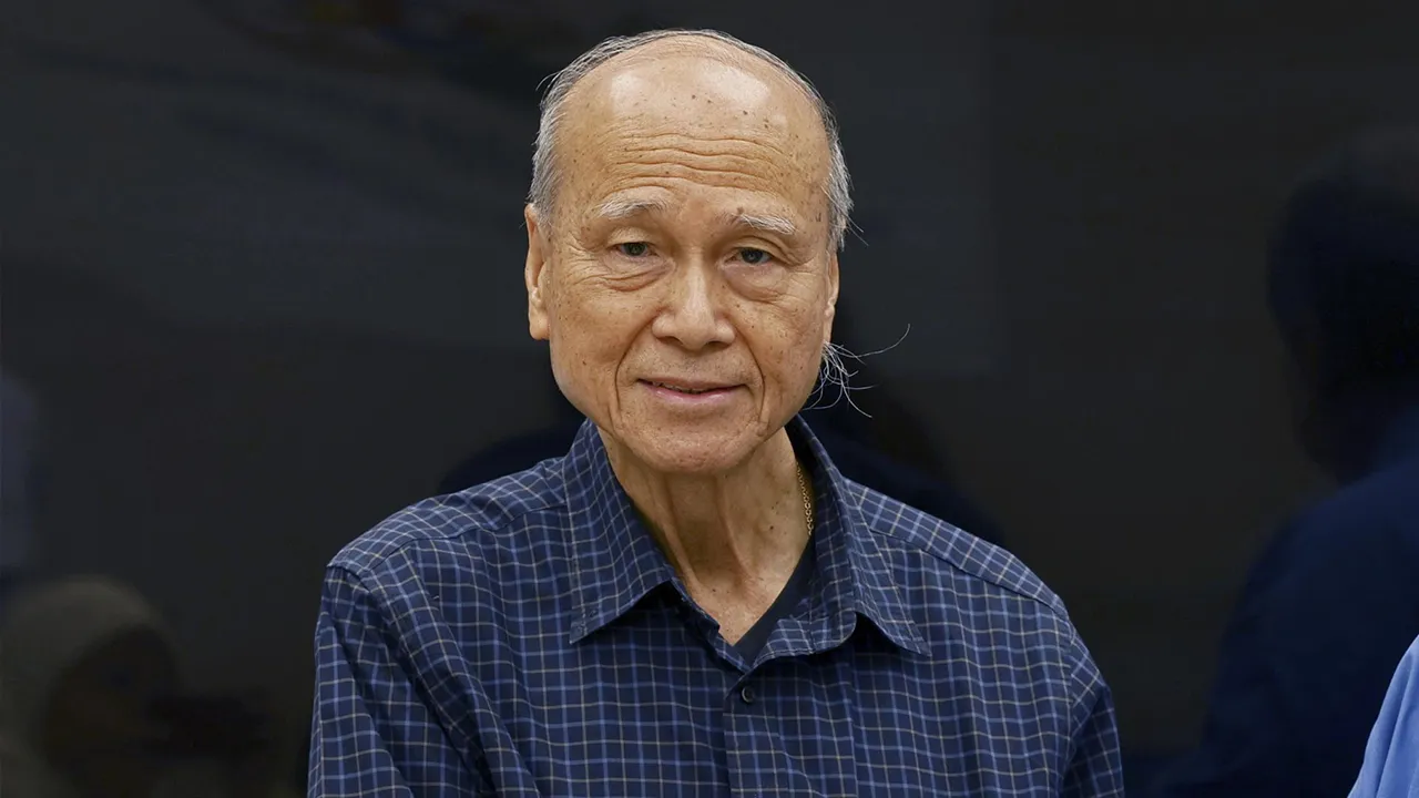 KUALA LUMPUR, 9 Mac - Aktivis Masyarakat, Tan Sri Lee Lam Thye (kiri) menyampaikan derma daripada jualan buku autobiografi beliau kepada Pemangku Pengerusi Yayasan Salam Malaysia, Datuk Yong Soo Heong di pejabatnya di Eco World, hari ini. - fotoBERNAMA