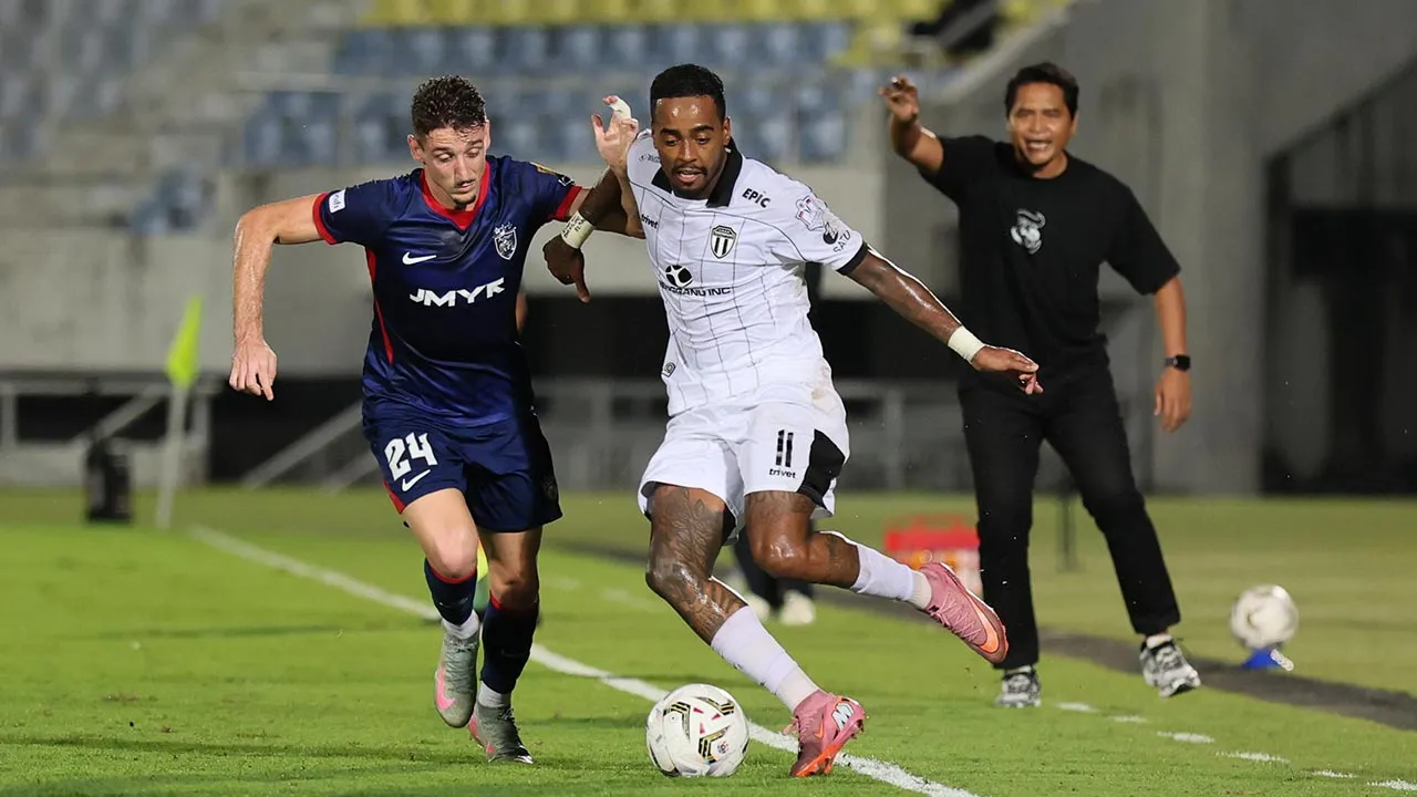 KUALA NERUS, 18 Okt -- Pemain Terengganu FC (TFC) Mateus Gustavo (tengah) diasak oleh pemain Johor Darul Ta'zim, Oscar Aribas pada saingan Liga Super Malaysia di Stadium Sultam Mizan Zainal Abidin, Gong Badak, malam ini.  Keputusan separuh masa pertama, TFC 0-2 JDT.  --fotoBERNAMA (2026) HAK CIPTA TERPELIHARA