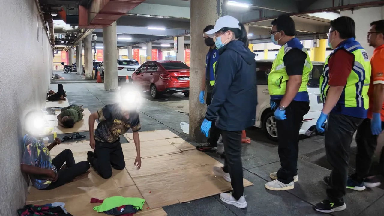 Operasi Bersepadu Menyelamatkan Gelandangan di bawah Akta Orang Papa (AOP) 1977 Bil. 2/2026 telah dilaksanakan pada 27 Oktober 2026 bersama pelbagai agensi kerajaan dan pihak berkuasa tempatan. Operasi ini melibatkan rondaan di 15 lokasi tumpuan sekitar daerah Timur Laut, dengan seramai 46 individu telah disantuni. Daripada jumlah tersebut, 9 individu ditempatkan di Pusat Transit Harapan (PTH), 2 diserahkan kepada AADK, manakala kes-kes lain diberikan tindakan susulan_FB Lim Siew Khim