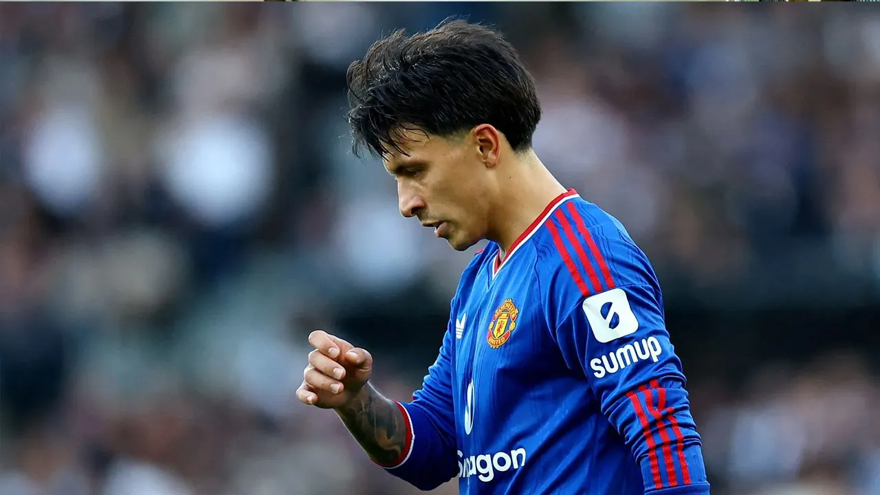 Pertahanan Manchester United, Lisandro Martinez, memohon maaf selepas tindakannya mengkritik pihak pengurusan kelab secara terbuka selepas kekalahan 0-2 kepada Atletico Madrid dalam kempen Liga Juara-Juara (UCL), sebelum ini._Stadium Astro