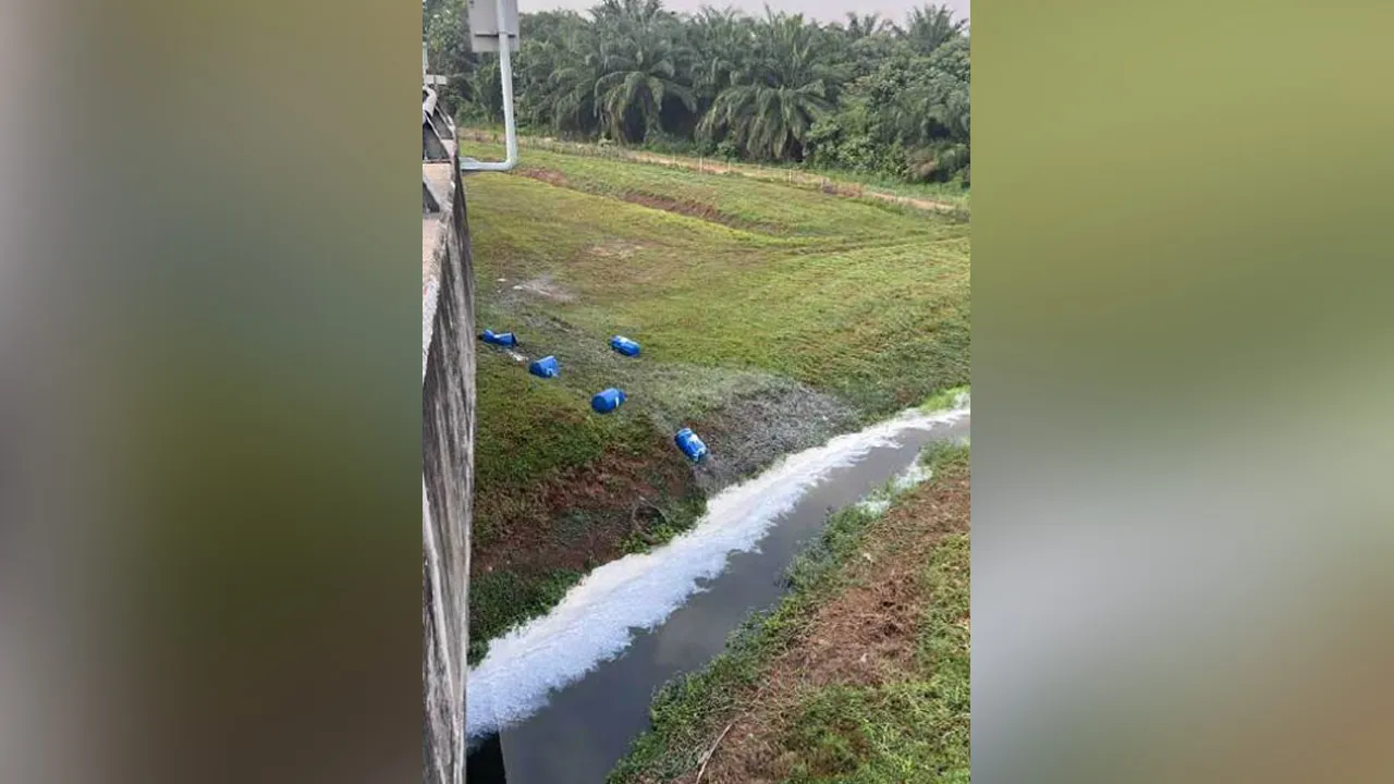 Sebuah lori membawa muatan bahan kimia terlibat kemalangan, berlaku tumpahan sehingga 30 meter. FOTO ihsan JBPM Selangor