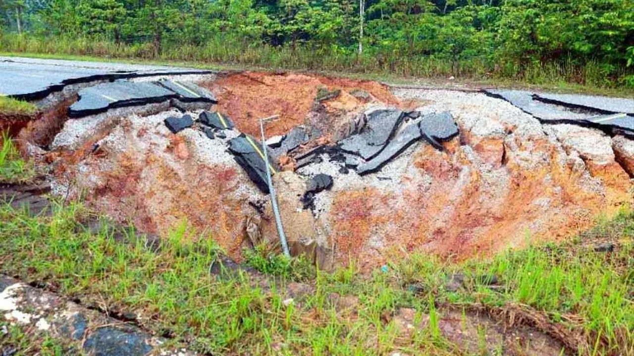 Laluan Persekutuan FT08 di Jalan Gua Musang-Kota Bharu berhampiran Taman Rekreasi Kesedar ditutup kepada semua kenderaan susulan kejadian lubang benam sedalam kira-kira lapan meter pada Sabtu.