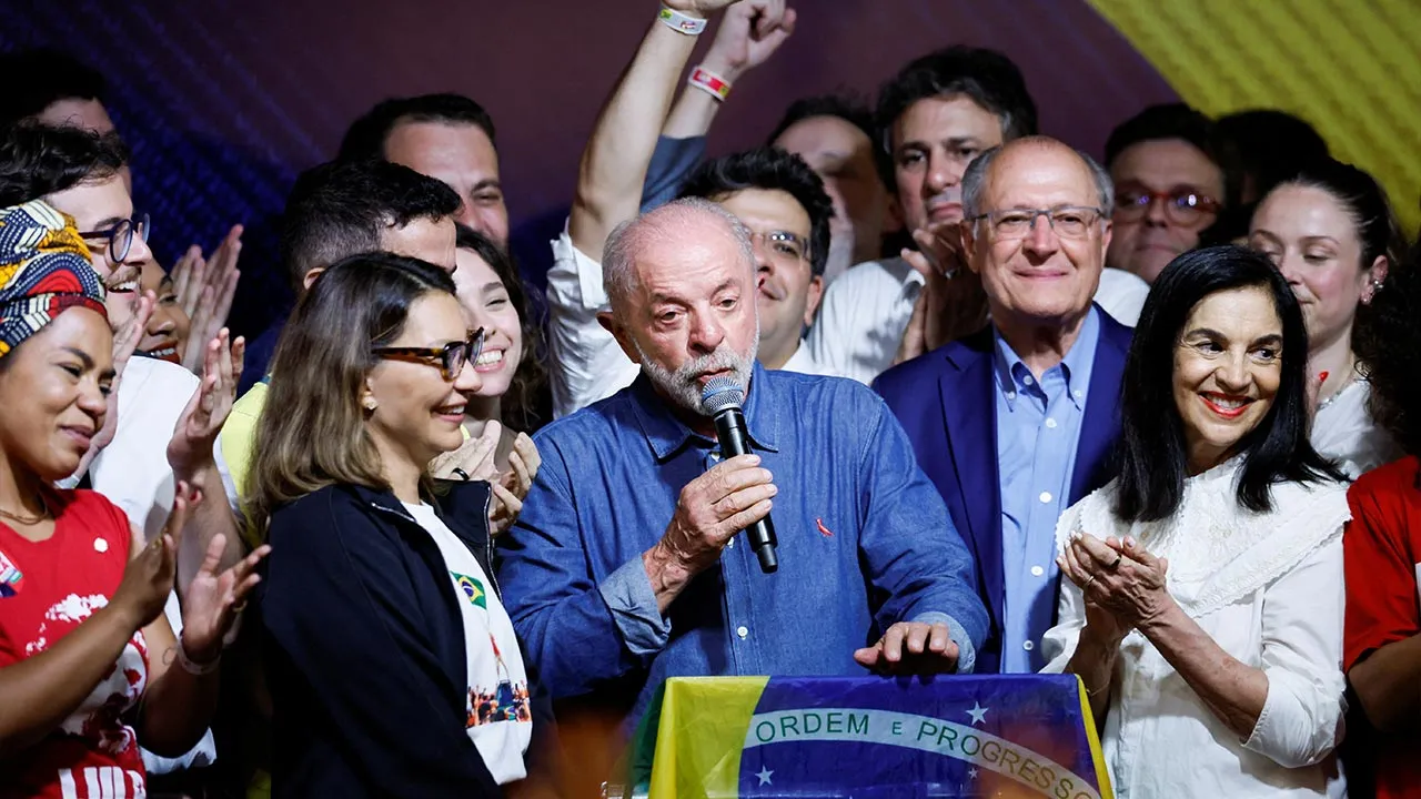 Brazilian President Luiz Inacio Lula da Silva, the Workers' Party (PT) candidate for presidential re-election, speaks alongside his wife, Rosangela "Janja" da Silva, and Vice President Geraldo Alckmin after winning the presidential runoff election, in Sao Paulo, Brazil, October 25, 2026. REUTERS/Brian Snyder