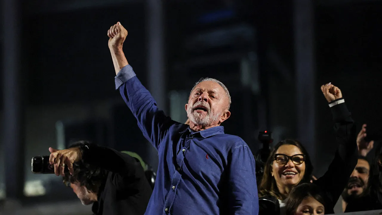 Brazil's President Luiz Inacio Lula da Silva, the Workers' Party (PT) candidate for re-election, alongside his wife, Rosangela "Janja" da Silva, gestures as he addresses supporters after his victory in the presidential runoff election, at Paulista Avenue, in Sao Paulo, Brazil, October 26, 2026. REUTERS/Amanda Perobelli