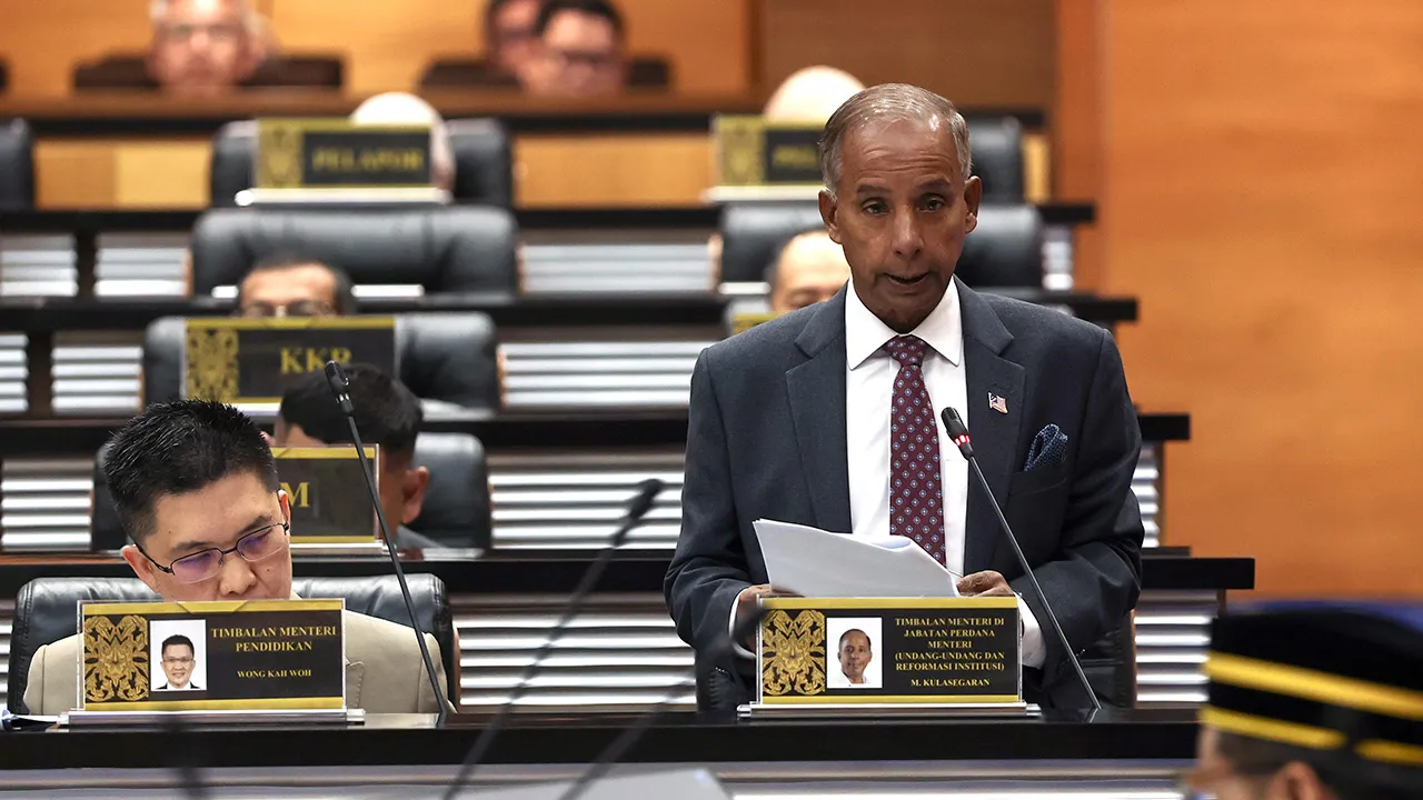 KUALA LUMPUR, 13 Okt - Timbalan Menteri di Jabatan Perdana Menteri (Undang-Undang dan Reformasi Institusi), M. Kulasegaran pada Sesi Kamar Khas Dewan Rakyat sempena Mesyuarat Ketiga, Penggal Kelima, Parlimen ke-15 di Bangunan Parlimen hari ini._BERNAMA