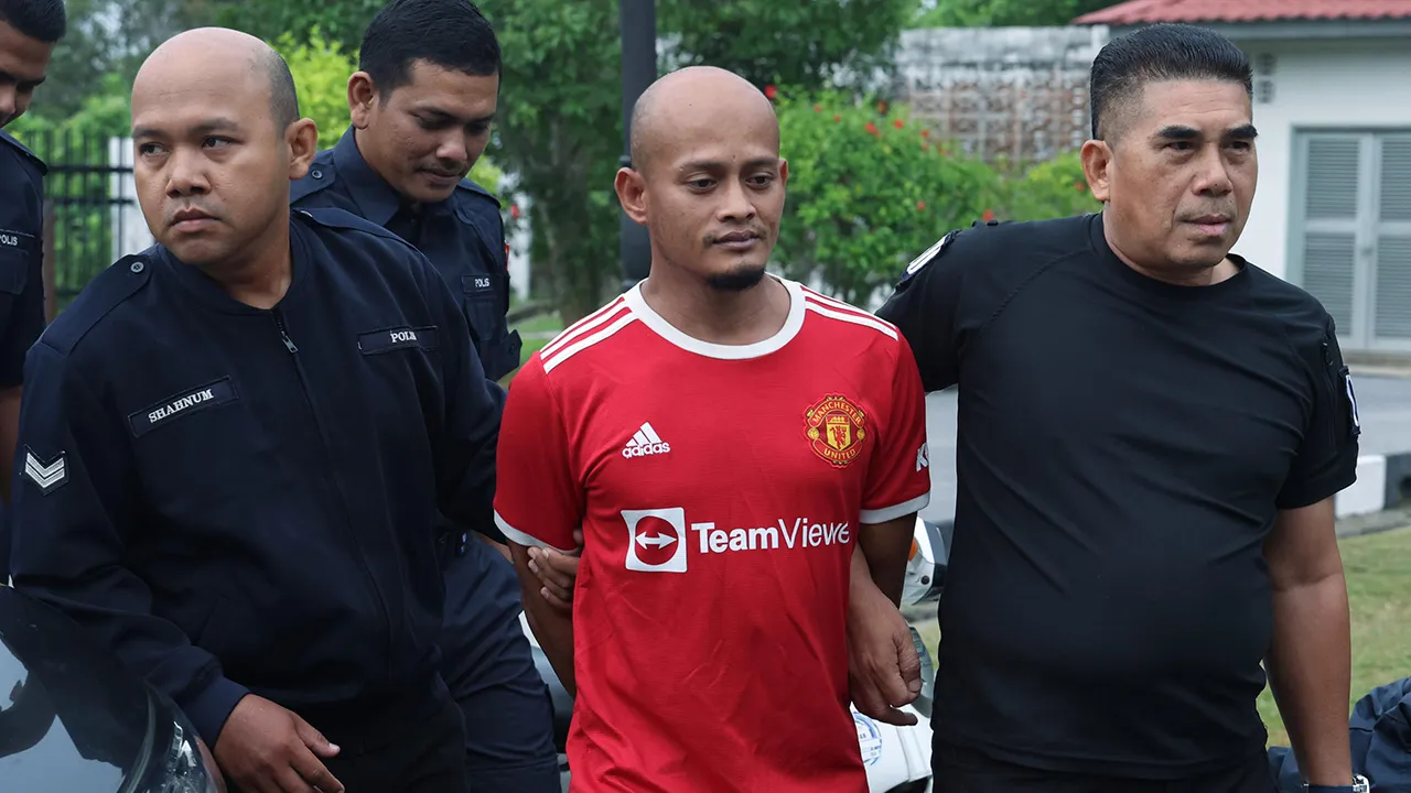 KUALA KRAI, 6 Okt - Penoreh getah Mohd Rezuan Muhamad @ Yusuf (dua, kanan) dipenjara 12 bulan oleh Mahkamah Majistret di sini hari ini kerana menyebabkan kecederaan dan menakutkan seorang warga emas dengan melibas parang, Jumaat lepas. Majistret Rais Imran Hamid menjatuhkan hukuman itu terhadap Mohd Rezuan, 35, selepas lelaki itu mengaku bersalah terhadap kedua-dua pertuduhan berkenaan. - fotoBERNAMA (2026) HAK CIPTA TERPELIHARA