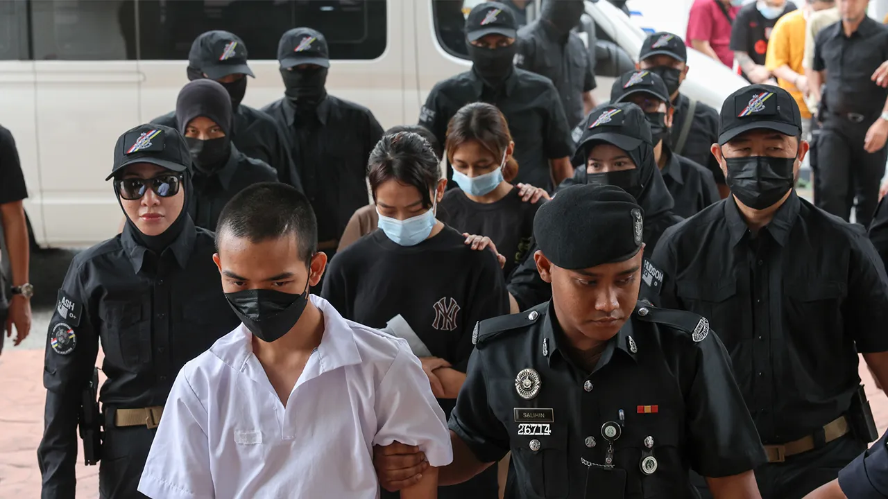 Petaling Jaya , 23 Oktober 2026.Anggota Polis mengiringgi kumpulan 'Geng Yunaa' untuk didakwa atas Kes Sosma membabitkan sindiket pelacuran bawah umur di Mahkamah Petaling Jaya.Astro AWANI / SHAHIR OMAR