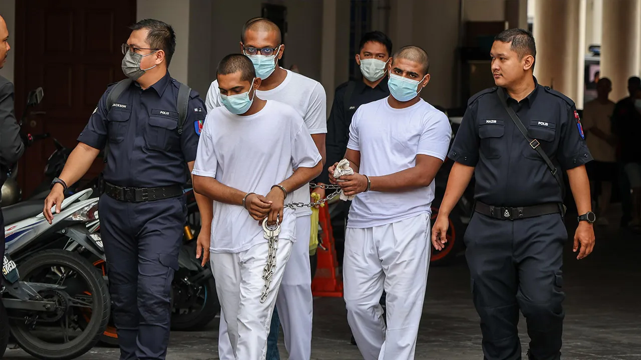 GEORGE TOWN, 8 Okt - Empat lelaki yang didakwa membunuh remaja T. Nhaveen hadir di Mahkamah Tinggi hari ini bagi prosiding perbicaraan pembelaan, yang ditangguhkan hingga esok.  Nhaveen meninggal dunia pada 15 Jun 2017 selepas enam hari dirawat di Hospital Pulau Pinang akibat kecederaan parah dalam kejadian berkenaan.  - fotoBERNAMA