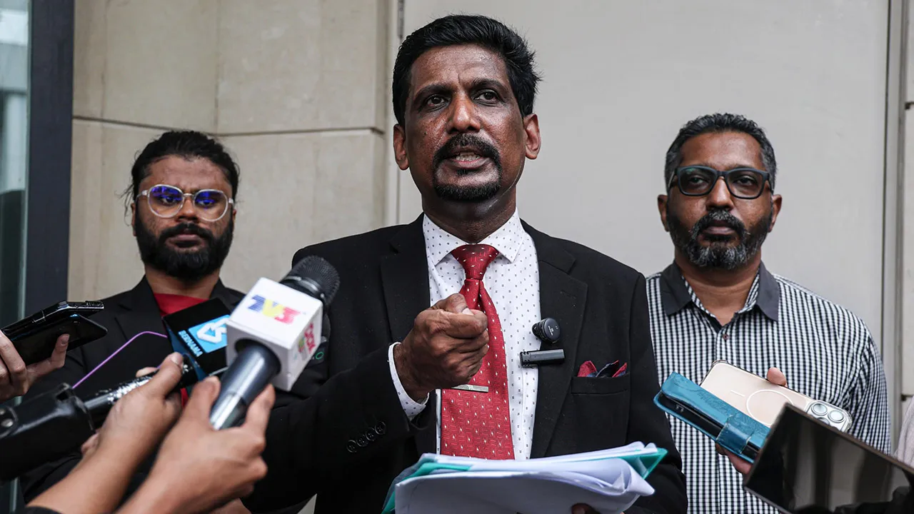 KUALA LUMPUR, 12 Okt - Jurucakap Malaysia Solidarity: Families in Hope (MASFIH), Dr Manivannan Rethinam (tengah), bercakap kepada media selepas pertemuan dengan Bank Negara Malaysia (BNM) bagi membincangkan langkah perlindungan kewangan untuk keluarga 54 rakyat Malaysia yang masih hilang dalam tragedi banjir di Nepal, hari ini. - fotoBERNAMA