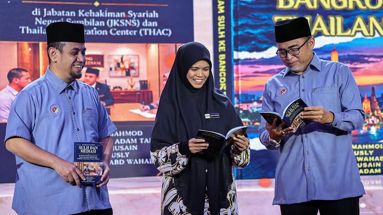 SEREMBAN, 13 Okt - Timbalan Menteri di Jabatan Perdana Menteri (Hal Ehwal Agama), Marhamah Rosli melihat buku Unit Sulh dan Mediasi pada Majlis Perasmian Penutup Konvensyen AI dan Kehakiman Islam Kebangsaan 2026 di sebuah hotel hari ini._BERNAMA