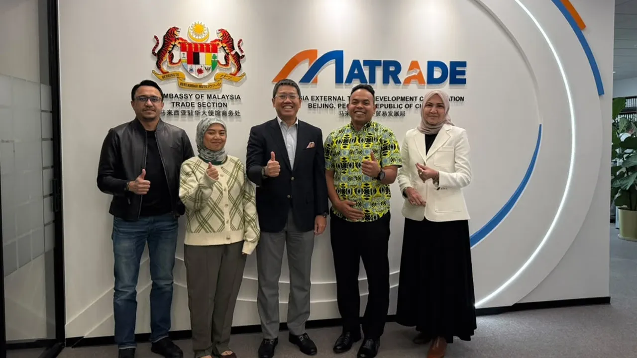 Menteri Kaunselor (MATRADE) yang juga Pesuruhjaya Perdagangan di Kedutaan Malaysia di Beijing, Niqman Rafaee Mohd Sahar (tengah), menerima kunjungan hormat Timbalan Ketua Eksekutif VFive Media Ads, TS Amir Junaidi (2 dari kanan), di Pejabat Matrade di Beijing, China. Kredit Awani