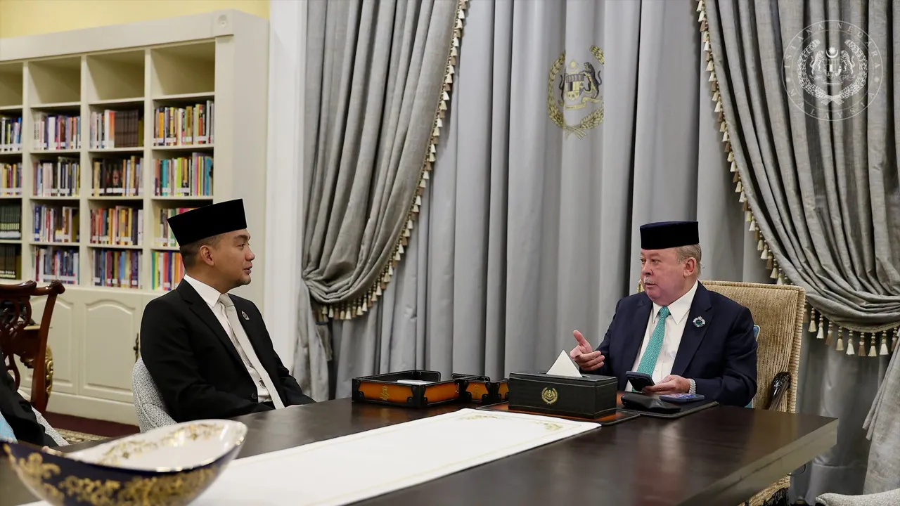 YANG DI-PERTUAN AGONG TERIMA MENGADAP MENTERI BESAR JOHOR KDYMM SPB Yang di-Pertuan Agong Sultan Ibrahim berkenan menerima mengadap YAB Dato’ Onn Hafiz Ghazi, Menteri Besar Johor.  Sesi mengadap bersama Seri Paduka Baginda berlangsung di Istana Negara pada hari ini, (15 Oktober). kredit: FB Sultan Ibrahim Sultan Iskandar