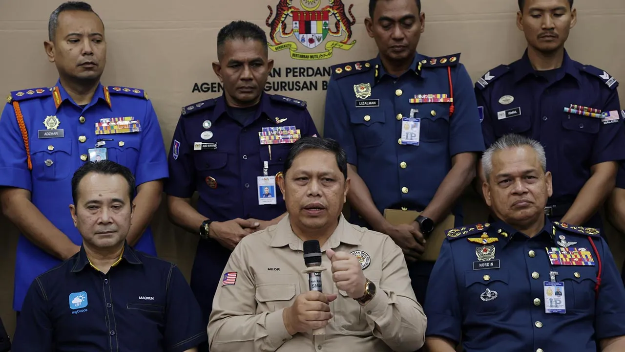 PUTRAJAYA, 30 Okt -- Ketua Pengarah Agensi Pengurusan Bencana Negara (NADMA) Datuk Meor Ismail Meor Akim (duduk tengah) ketika sidang media pada Sesi libat Urus NADMA bersama Media:Kesiapsiagaan Kerajaan Manghadapi Monsun Timur laut (MTL) Tahun 2026/2027 di Dewan Wawasan, Markas SMART, Pulau Meranti hari ini.  Turut kelihatan Pengarah Kanan Pusat Operasi Cuaca dan Gempa Bumi Nasional Jabatan Meteorologi Malaysia, Maqrun Fadzli Mohd. Fahmi (duduk kiri) dan Timbalan Ketua Pengarah Operasi Jabatan Bomba dan Pe