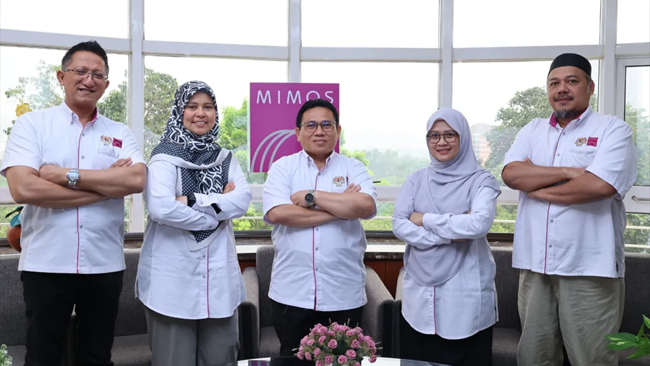 (Dari kiri) Abdul Rashdee Abdul Kadir, Timbalan Ketua Pegawai Eksekutif Kumpulan & Ketua Pegawai Operasi Kumpulan; Nurezmy A. Majid, Timbalan Ketua Pegawai Eksekutif Kumpulan & Ketua Turus Kumpulan; Dr. Saat Shukri Embong, Presiden & Ketua Pegawai Eksekutif Kumpulan; Dr. Zulaikha Kadim, Ketua Pegawai Teknologi Kumpulan, dan Ir. Dr. Hazian Mamat, Ketua Perancangan & Strategi Korporat Kumpulan, MIMOS Berhad, berkongsi pandangan susulan pengumuman Belanjawan 2027, dengan menekankan usaha mempercepat pengkomers