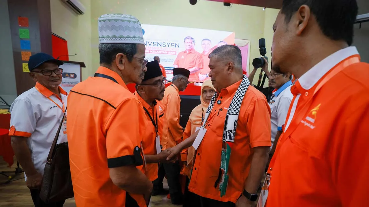 KOTA BHARU, 16 Okt -- Presiden Parti Amanah Negara (Amanah) Datuk Seri Mohamad Sabu (dua, kanan) bersalaman dan beramah mesra dengan para Perwakilan yang hadir pada Konvensyen Parti Amanah Negara Negeri Kelantan 2026 hari ini.