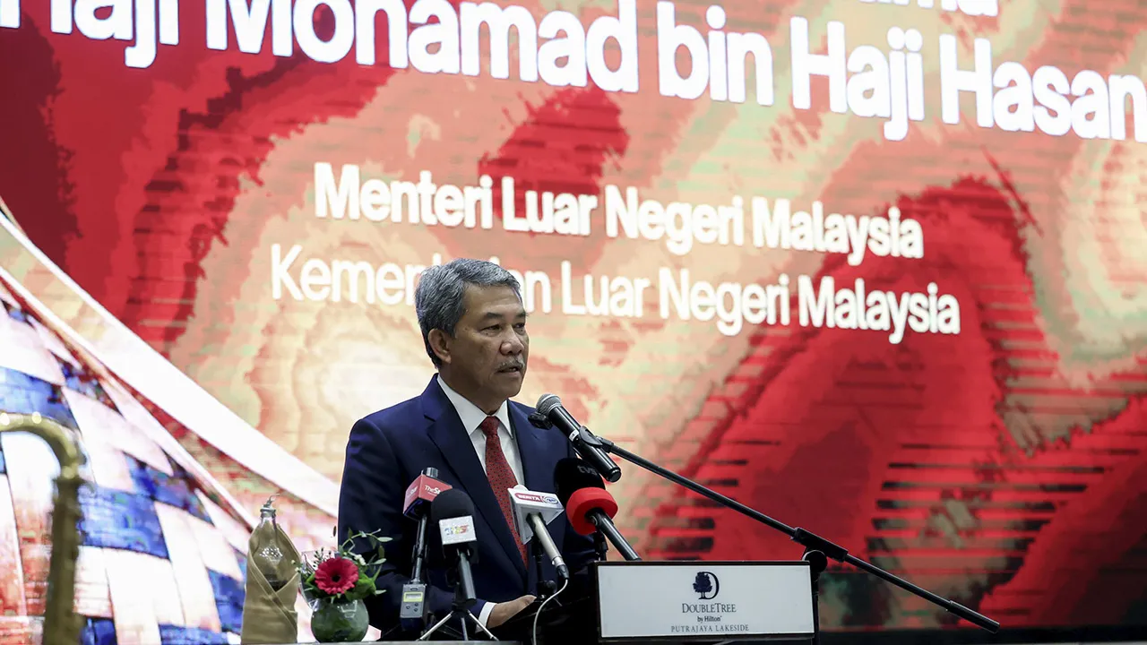 PUTRAJAYA, 7 Okt - Menteri Luar Datuk Seri Mohamad Hasan menyampaikan ucapan pada Majlis Graduasi Diploma Dalam Diplomasi (DiD) Institut Diplomasi dan Hubungan Luar Negara hari ini.  - fotoBERNAMA