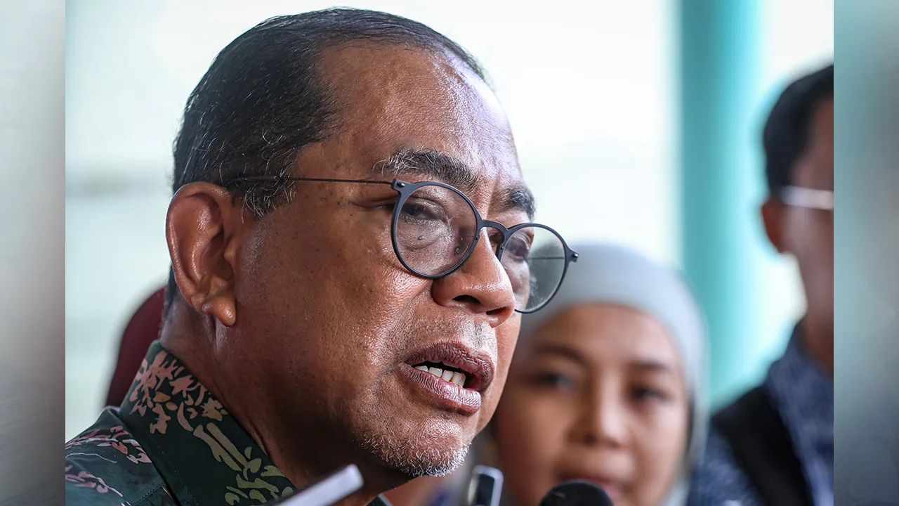 KOTA TINGGI, 3 Okt - Menteri Pertahanan Datuk Seri Mohamed Khaled Nordin bercakap pada sidang media selepas Majlis Pecah Tanah Projek Tambahan Bangunan Pertubuhan Kebajikan Anak-Anak Yatim Islam Kota Tinggi di asrama pertubuhan berkenaan hari ini. - fotoBERNAMA (2026)