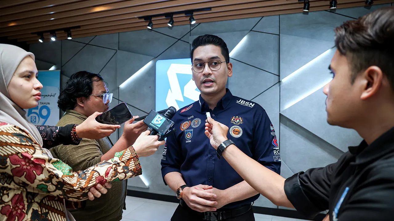 KUALA LUMPUR, 15 Okt -- Menteri Belia dan Sukan Dr Mohammed Taufiq Johari bercakap ketika ditemu bual sebelum menyertai program Ruang Bicara terbitan Bernama TV bertajuk "Belanjawan 2027: Agenda Belia, Aspirasi Sukan Negara " yang dihoskan oleh Shuhadah Armawan di Wisma Bernama hari ini._BERNAMA