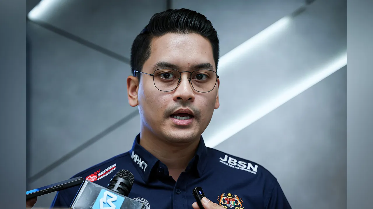 KUALA LUMPUR, 15 Okt -- Menteri Belia dan Sukan Dr Mohammed Taufiq Johari bercakap ketika ditemu bual sebelum menyertai program Ruang Bicara terbitan Bernama TV bertajuk "Belanjawan 2027: Agenda Belia, Aspirasi Sukan Negara " yang dihoskan oleh Shuhadah Armawan di Wisma Bernama hari ini.  --fotoBERNAMA (2026)