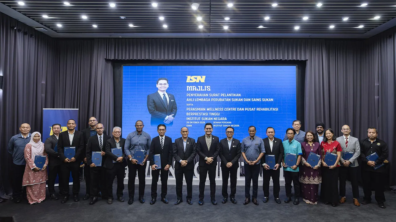 KUALA LUMPUR, 26 Okt -- Menteri Belia dan Sukan Dr Mohammed Taufiq Johari (sembilan, kanan) bergambar bersama penerima surat pelantikan Ahli Lembaga Perubatan Sukan dan Sains Sukan pada majlis penyerahan surat pelantikan dan perasmian Wellness Centre serta Pusat Rehabilitasi Berprestasi Tinggi Institut Sukan Negara (ISN) hari ini._BERNAMA