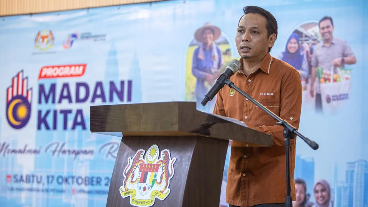 IPOH, 17 Okt -- Pengerusi Jawatankuasa Komunikasi, Multimedia dan NGO negeri Perak Mohd Azlan Helmi menyampaikan ucapan ketika menghadiri Program MADANI Kita (PMK) Kepayang 2026 di Dewan Greentown Jalan Galeri Kepayang 2 hari ini.  --fotoBERNAMA (2026) HAK CIPTA TERPELIHARA