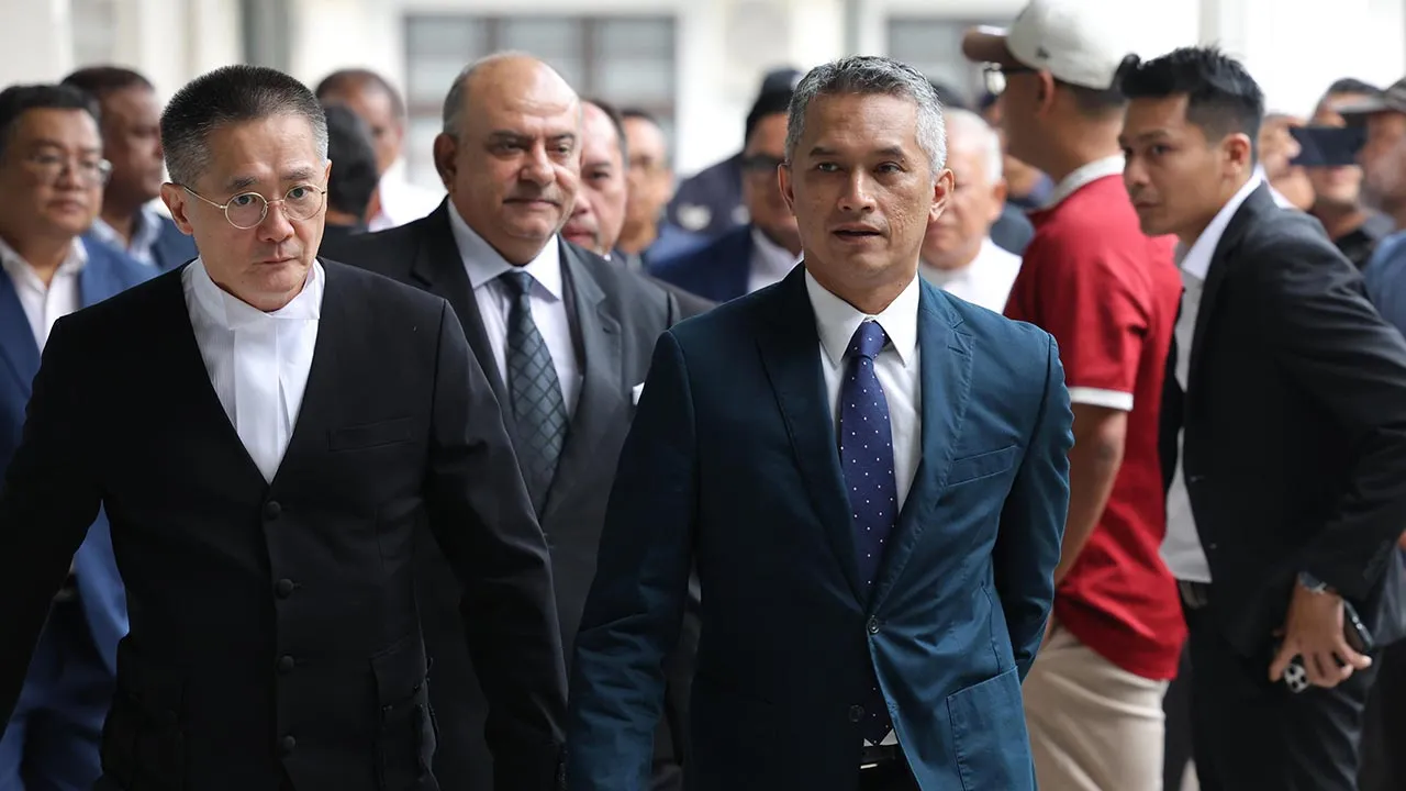 SEPANG, 21 Okt -- Ketua Pengarah Agensi Kawalan dan Perlindungan Sempadan Malaysia (AKPS), Datuk Seri Mohd Shuhaily Mohd Zain (depan kanan) bersama peguamnya ketika tiba di Kompleks Mahkamah Sepang hari ini bagi menghadapi dua pertuduhan berhubung dakwaan mengasari dua anggota polis di Terminal 1 Lapangan Terbang Antarabangsa Kuala Lumpur (KLIA).  --fotoBERNAMA (2026) HAK CIPTA TERPELIHARA
