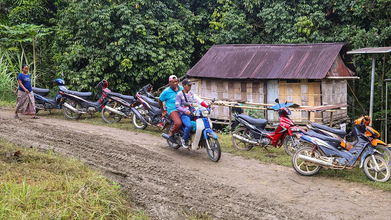 GUA MUSANG, 26 Okt -- Penduduk Orang Asli di kawasan pedalaman dinasihatkan supaya segera berpindah ke tempat selamat sekiranya berdepan ancaman banjir, kepala air atau tanah runtuh sepanjang Monsun Timur Laut (MTL), tanpa menunggu keadaan bertambah buruk._BERNAMA