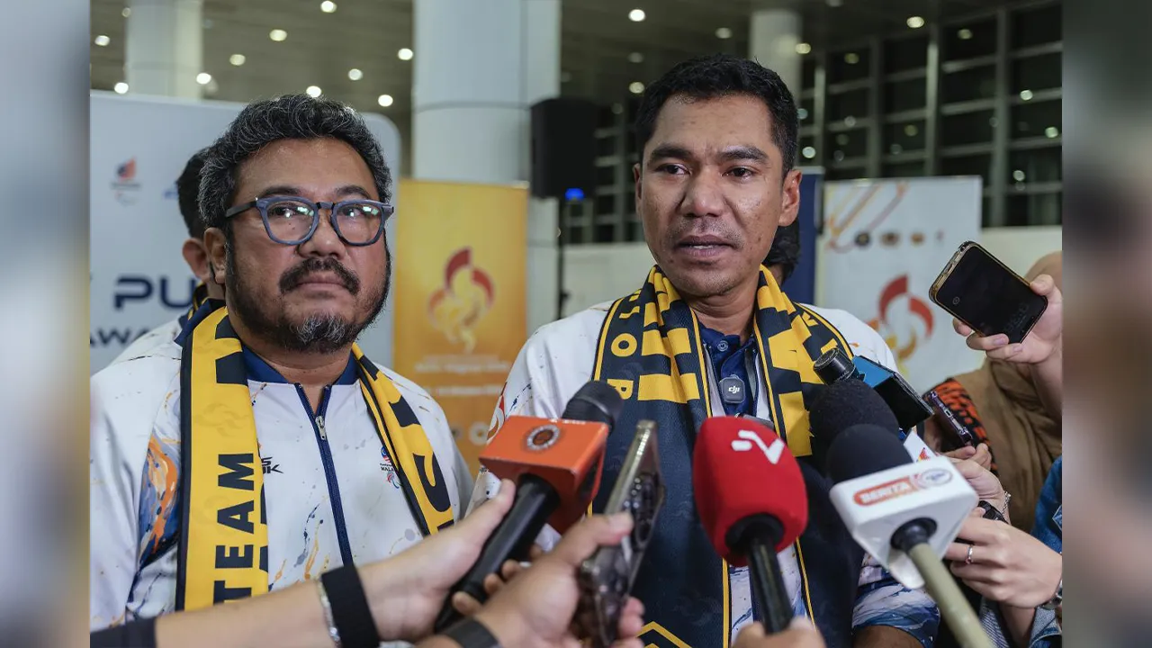 SEPANG, 25 Okt -- Timbalan Menteri Belia dan Sukan, Mordi Bimol (kanan) bercakap pada sidang media selepas Majlis Sambutan Ketibaan Kontinjen Malaysia dari Temasya Sukan Para Asia Aichi-Nagoya 2026 di Lapangan Terbang Antarabangsa Kuala Lumpur (KLIA) hari ini.  Turut sama, Presiden Majlis Paralimpik Malaysia Datuk Seri Megat D Shahriman Zaharudin (kiri).  --fotoBERNAMA (2026) HAK CIPTA TERPELIHARA