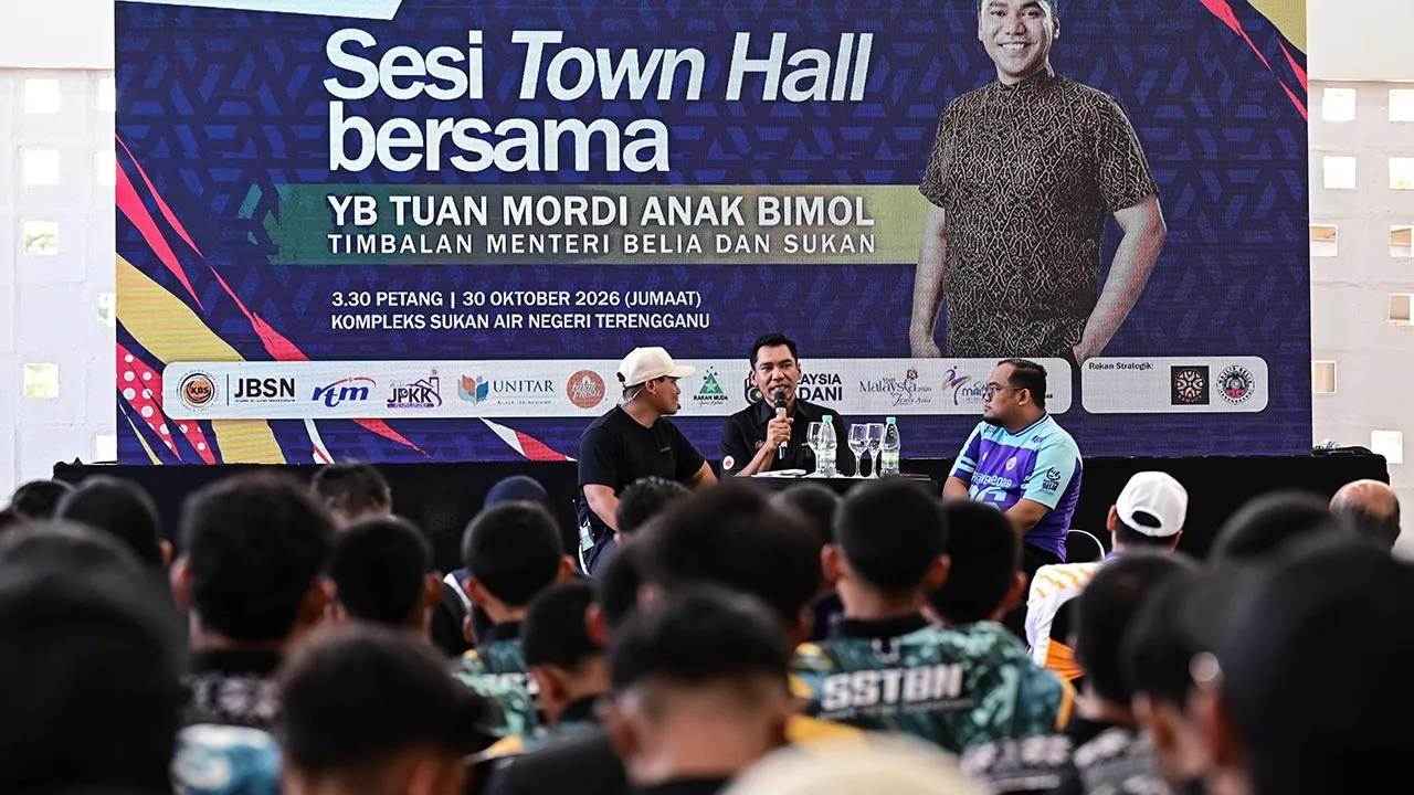 KUALA TERENGGANU, 30 Okt -- Timbalan Menteri Belia dan Sukan Mordi Bimol (tengah) burucap pada Program Kembara Inspirasi Belia Akar Umbi (KIBAR) Peringkat Negeri Terengganu 2026 di Kompleks Sukan Air, Pulau Duyong, hari ini.  --fotoBERNAMA (2026) HAK CIPTA TERPELIHARA