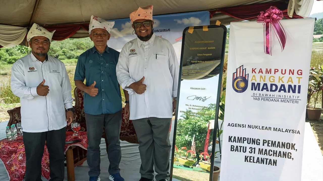 MACHANG, 24 Okt -- Ketua Pengarah Agensi Nuklear Malaysia Dr Muhammad Rawi Mohamed Zin (kanan) pada majlis peluncuran Kampung Angkat MADANI agensi itu di Kampung Pemanok, Batu 31 hari ini.  Turut sama Yang Dipertua Majlis Daerah Machang Mohd Zamri Ibrahim (tengah) dan Pengerusi Madrasah Haji Ismail, Kampung Pemanok, Iskandar Ismail (kiri).  --fotoBERNAMA (2026) HAK CIPTA TERPELIHARA