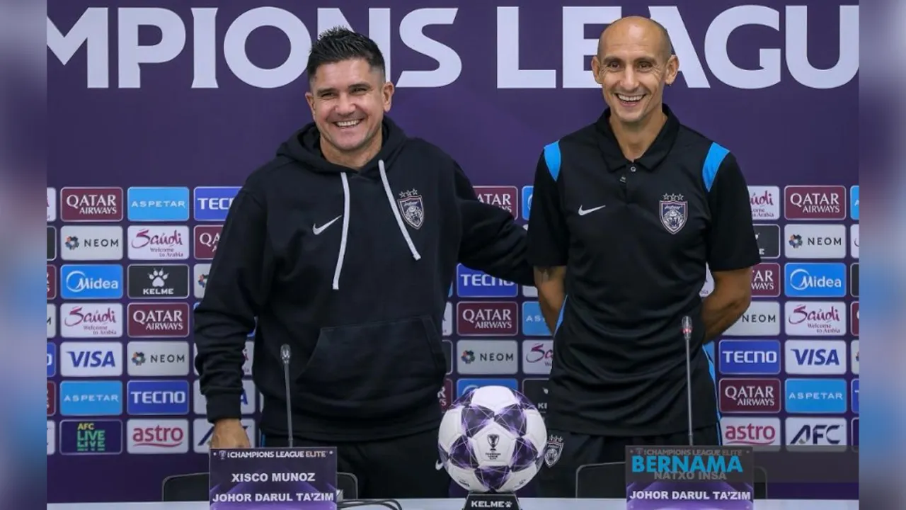 ISKANDAR PUTERI, 26 Okt -- Ketua Jurulatih JDT Xisco Munoz (kiri) bersama pemain JDT Natxo Insa ketika sidang media sebelum menjelang perlawanan peringkat liga zon timur, Liga Juara-Juara Asia Elite (ACLE) menentang Port FC esok di Stadium Sultan Ibrahim hari ini.  --fotoBERNAMA (2026) HAK CIPTA TERPELIHARA