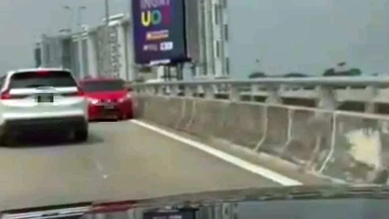 Tangkap layar rakaman video tular memaparkan sebuah kereta dipandu lawan arus di Lebuhraya MEX.