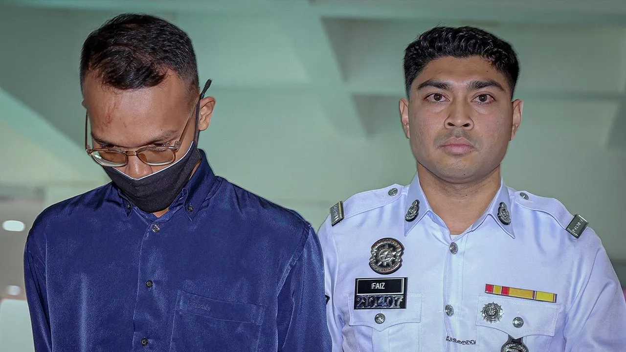 SHAH ALAM, 1 Okt - Penghantar makanan Muhammad Haziq Izzuddin Ruslan, 25, (kiri) yang sebelum ini tular dalam video kerana melanggar seorang pelajar di lintasan pejalan kaki, mengaku tidak bersalah di Mahkamah Majistret di sini hari ini atas pertuduhan memandu secara tidak cermat. Muhammad Haziq membuat pengakuan itu selepas pertuduhan dibacakan di hadapan Majistret Muhammad Syafiq Sulaiman. - fotoBERNAMA (2026) HAK CIPTA TERPELIHARA