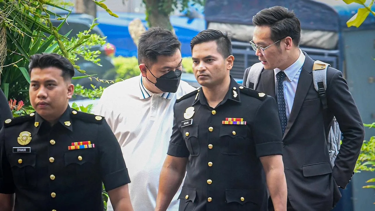 SHAH ALAM, 8 Okt - Seorang tonto Ang Lie Giap mengaku tidak bersalah di Mahkamah Sesyen di sini hari ini atas 55 pertuduhan memberi suapan berjumlah RM62,900 kepada tiga anggota polis trafik antara Januari 2022 dan Februari 2026.  Ang, 33, membuat pengakuan itu selepas kesemua pertuduhan dibacakan di hadapan Hakim Datuk Mohd Nasir Nordin.  - fotoBERNAMA (2026) HAK CIPTA TERPELIHARA