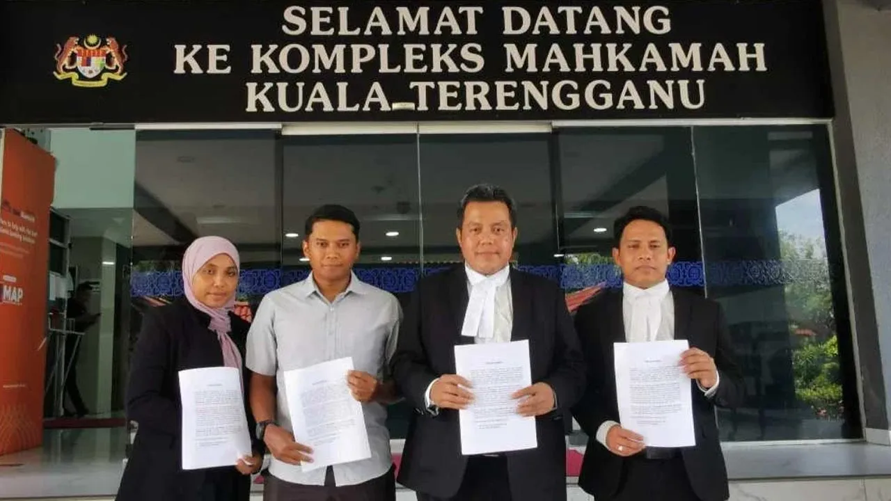 Mohd Hazwan (dua dari kanan) dan barisan peguam Tetuan Rafaei & Co. bersama keluarga plaintif merakam kenangan selepas selesai prosiding kes di Mahkamah Tinggi Kuala Terengganu. -- SINAR HARIAN