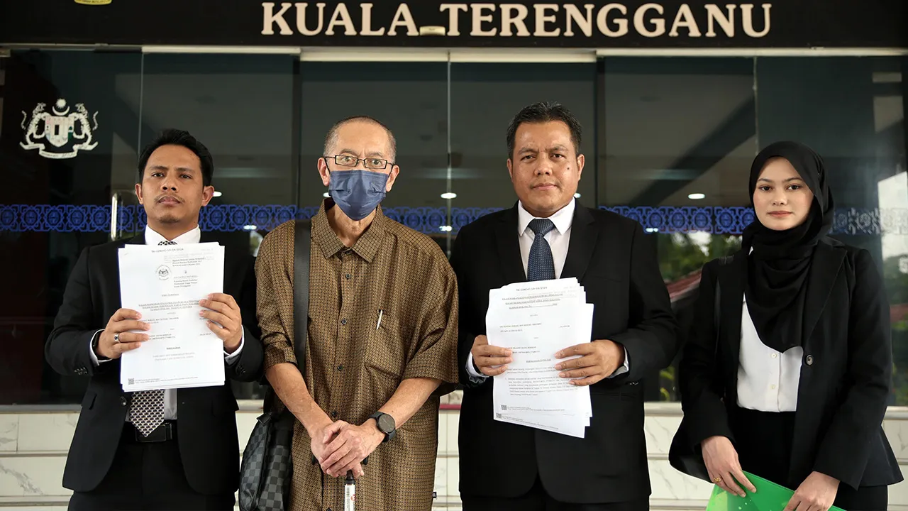 KUALA TERENGGANU, 13 Okt - Seorang kerabat Diraja Terengganu hari ini memfailkan saman sivil terhadap dua institusi perbankan atas dakwaan kecuaian sehingga kehilangan wang keseluruhan berjumlah RM1.99 juta dalam akaun simpanannya.  Tengku Ismail Tengku Ibrahim, 65, (dua, kiri) memfailkan writ saman tersebut melalui peguamnya Alif Danial Ahmad Shahrulnizam (kiri) dan Mohd Hazwan Hamidun (dua, kanan) di Mahkamah Tinggi Kuala Terengganu, di sini.  - fotoBERNAMA