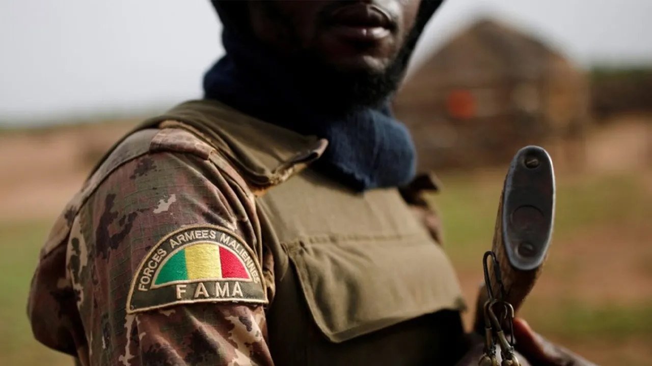 Menurut tentera Mali, pihaknya telah meningkatkan langkah untuk melindungi orang awam yang paling berisiko, termasuk membantu penduduk kem yang terancam berpindah ke Menaka. - Gambar fail/REUTERS