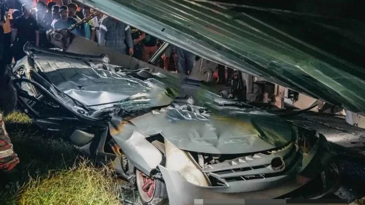 Kontena tersebut dipercayai terjatuh lalu menghempap kereta Toyota Avanza yang dinaiki kedua-dua mangsa ketika melalui kawasan berkenaan.