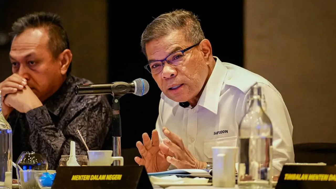 Menteri Dalam Negeri, Datuk Seri Saifuddin Nasution Ismail kredit FB Saifuddin Nasution Ismail